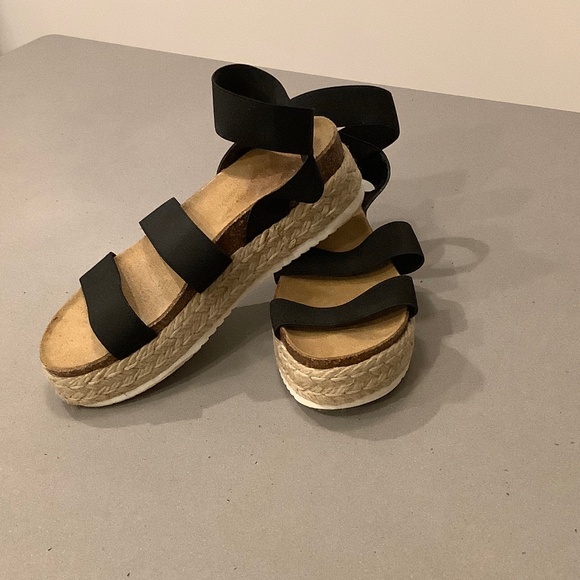 Steve Madden Lacole Flat Platform Black Elastic Strappy Sandal Size 9.5M - Picture 1 of 11